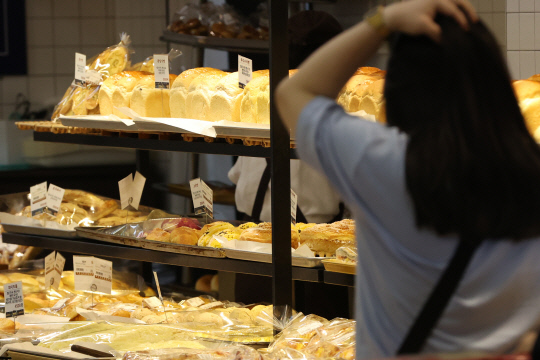 지난달 28일 서울의 한 대형마트. 빵이 진열되어 있다. 연합뉴스.